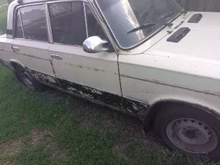 1/4 доли в праве на легковой автомобиль, марка: ВАЗ, модель: 21063, год изготовления: 1988, цвет: бежевый, VIN: ХТА210630К2108027, ПТС: 64 НВ 328094, модель двигателя: 2103, двигатель №: 5118926, кузов №: ХТА210630К2108027. Находится в долевой собственности, размер доли: 1/4