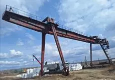 Конструкции колонн и анкерных планок металлические из балки 40К4, стали листовой толщина от 10 мм до 45 мм, огрунтованные. Конструкции балок и прокладок металлические из труб квадратных периметром от 1,3 м до 2,12 м толщин. Конструкции стропильных и подстропильных ферм металлические из труб…