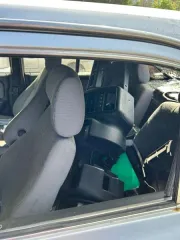 ГАЗ-3110 2002 года, годные остатки. Стального цвета, VIN: XTH31100021108667. Многочисленные трещины и сколы на переднем и заднем бампере. Отсутствует решетка радиатора с левой стороны. Глубокая коррозия металла, в том числе сквозная, многочисленные вмятины, следы ржавчины по всему кузову. Трещины…