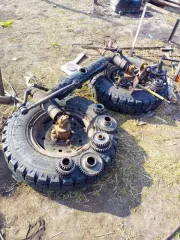 Трактор МТЗ-80Л 1992 года, синий. Госномер 1907 КА 45. Заводской номер 235017. Состояние: необходим ремонт двигателя, ТНВД, КПП, заднего моста. Имеются сколы, царапины и очаги сквозной коррозии. Возможны другие скрытые неисправности.