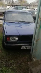 ВАЗ 21074 2007 года, синий седан. VIN ХТА21074072506925, номер К7890У26. Двигатель 1.6 л (74 л.с.), экологический класс 2. Ключи и документы отсутствуют. Многочисленные царапины, потёртости, сколы ЛКП, следы ржавчины на металле. Загрязнены узлы и агрегаты. Стекла и зеркала с абразивным износом…