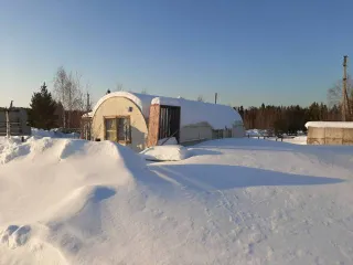 Сооружение: База ГСМ, кадастровый номер: 86:07:0000000:889, площадь застройки 822 кв.м., адрес: ХМАО Югра, Октябрьский р н, пгт Андра, мкр н Спортивный, строен.9а,  которая состоит: 1 . из территории хранения нефтепродуктов, которая включает:   емкости по 2000л.  2шт.     емкости 400л.  1шт.    …