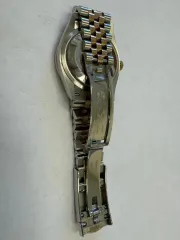 Rolex Datejust 126283RBR Наручные часы «Rolex Datejust ref. 126283RBR» (на часах указан идентификационный номер«9H3C8511»), корпус круглый, из металла серебристого цвета со вставкой из металла золотистого цвета и прозрачными камнями по кругу и на циферблате часов. Браслет из металла серебристого…