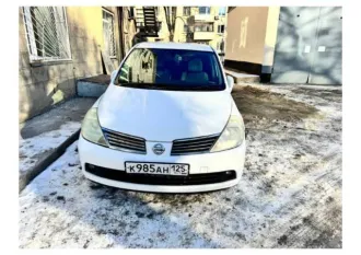 Nissan Tiida 2007 года, 109 л.с., пробег 300000 км. Автомобиль Nissan Tiida Latio, цвет белый, ПТС 25 УВ 315859, государственный номер К985АН125, страна-изготовитель Япония, разрешенная максимальная масса 1475 кг, масса без нагрузки 1200 кг.
