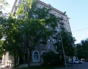 Нежилое помещение площадью 695,1 кв.м по адресу г.Москва, проспект Ленинградский, д.63, пом.1/8, кадастровый номер 77:09:0005003:6002, этаж №8. Общая площадь: 695,1 кв.м. Имеются ограничения и обременения: арест, запрет регистрационных действий.
