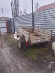 Прицеп легковой КМЗ 8284, 2000 года выпуска. Согласно документам: прицеп легковой, марка, модель: КМЗ 8284, 2000 г.в., VIN XVF828400У0007818, категория ТС: прицеп, кузов (кабина, прицеп) 0007818, цвет: светло-дымчатый, разрешенная max масса, кг 550, масса без нагрузки, кг 180, №шасси (рама): номер…