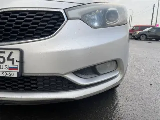 Kia Cerato 2015 года выпуска, VIN: XWEFX411BF0008409, автомобиль в хорошем техническом состоянии, двигатель работает без нареканий. Коробка АКПП требует внимания, пинки при переключении передач. Лакокрасочное покрытие требует внимания, сколы, царапины. Ходовая часть также требует внимания.