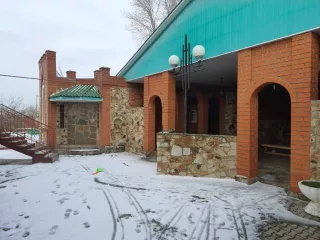 Жилой дом, общей площадью 250,5 кв. м., в том числе жилой площадью 117,4 кв.м., этажность: 2, подземная этажность:1, кадастровый номер: 61:43:0020103:587, расположенный по адресу: Ростовская область, Шолоховский р н, ст ца Вешенская, ул. Лесная, д. 51, с объектами вспомогательного назначения …