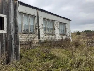 Нежилое здание общей площадью 146,3 кв.м. с кадастровым номером 59:20:0670101:188 и земельный участок общей площадью 929 кв.м. с кадастровым номером 59:20:2760103:334, на котором расположено здание, по адресу: Пермский край, Ильинский муниципальный округ, с. Каргино, ул. Центральная, д.1. Год ввода…