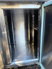 Finist СХСм-700-3 холодильный стол. Является бывшим в употреблении имуществом, могут иметься скрытые недостатки.