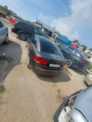 Автомобиль Kia Cerato 2011 г.в., VIN KNAFU411BB5910975. Внешнее техническое состояние: не на ходу, битый в правую переднюю часть (бампер, капот, крыло, фара, внутренние элементы), по кузову по кругу имеются потёртости в некоторых местах с элементами ржавчины. Салон относительно пробегу в хорошем…