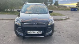 Ford Kuga 2014 года выпуска, VIN Z6FAXXESMAES16178, государственный номер М910СВ29, номер кузова Z6FAXXESMAES16178, объем двигателя 1596 куб. см, мощность двигателя 110 кВт/150 л.с. Состояние: вмятина в районе государственного знака, царапина вдоль передней левой двери.