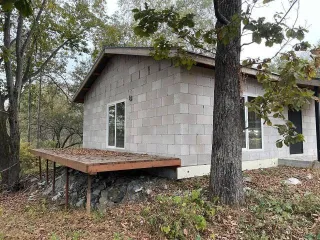 Жилой дом 126.5 м² и участок 1000 м² в Надеждинском районе по адресу: Приморский край, п. Соловей Ключ, ул. Волгоградская, 15. Земельный участок забором не огорожен, кроме дома на участке ничего нет. Жилой дом в недостроенном состоянии, возведены стены, крыша, установлены стеклопакеты, проложен…