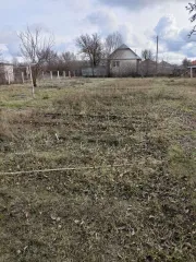1/4 доли в жилом доме 33,5 кв.м, аренда земли 1368 кв.м, Волгоградская обл. Доля в праве на жилое здание, площадь: 33,5 кв.м., кадастровый номер: 34:37:010307:218, и право аренды на земельный участок, площадь: 1 368 кв.м., кадастровый номер: 34:37:010344:48, категория земель: земли населенных…