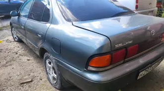 Тойота Sprinter, 1993 года выпуска, серого цвета, государственный номер Н293ХР54. VIN отсутствует, номер двигателя 5АВ421364, номер кузова АЕ1007034069. Вмятина на задней правой двери.