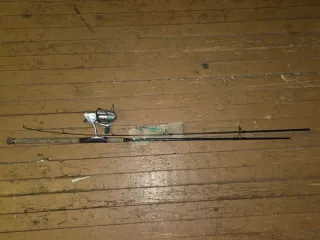 Спиннинг Salmo Sniper с катушкой Eugene и наживкой, 1 шт., бывший в употреблении