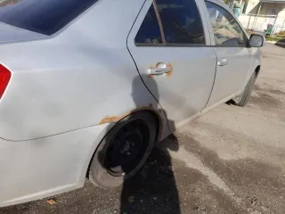 Geely GC6, 2014 года, 94 лс, 397464 км, легковой автомобиль, VIN X9W8624SGED000795, марка: Geely GC6, год изготовления: 2014, мощность двигателя, л. с. (кВт): 94, цвет: серебристый, вид собственности: индивидуальная, пробег 397464. На кузове невооруженным глазом видны следы коррозии.
