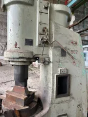 Молот ковочный пневматический МБ4136 1989 года выпуска, инвентарный номер 220882. Внешне не разукомплектован, возможно отсутствие деталей.