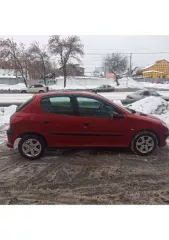 Легковой автомобиль PEUGEOT 206, 2006 г.в., VIN VF32AKFWR44989191, цвет: красный, мощность двигателя 74,8  л.с., объем двигателя 1060 куб.см. Коробка автомат, багажник крашеный, из коробки течет масло, с радиатора антифриз. По ходовой тоже есть нюансы. На ходу.