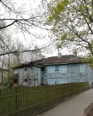 Нежилое здание 35:10:0103015:39 и земельный участок 35:10:0103015:17, находящиеся по адресу: Вологодская область, г. Великий Устюг, ул. Красная, д. 63. Нежилое здание с кадастровым номером 35:10:0103015:39 площадью 338,9 кв.м, год постройки - 1892. Здание двухэтажное деревянное, коммуникации…