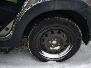 LADA Granta 2024 года выпуска, VIN: XTA219440S0280019. Автомобиль в идеальном состоянии, кроме колес, шины спускают, так как резина старая.