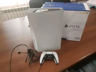 Sony PlayStation5 Игровая приставка марки «Sony», модель «PlayStation5» в комплекте с джойстиком и набором проводов для подключения