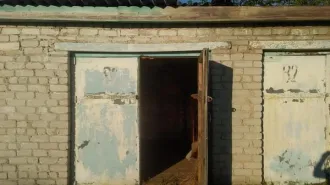 Земельный участок площадью 794 кв.м с кадастровым номером 32:11:0270615:4, расположенный по адресу: Брянская область, р-н Клетнянский, п. Клетня, ул. Профинтерна, д. 14А. На участке расположены объекты: гараж площадью 78,9 кв.м с кадастровым номером 32:11:0270220:39, административное здание…