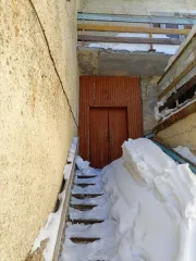 Нежилое здание 514.3 кв.м и земельный участок 1784 кв.м в Магадане. Кадастровый номер здания: 49:09:000000:666, участка: 49:09:032201:35. Вид разрешённого использования: блокированная жилая застройка; дошкольное, начальное и среднее общее образование; благоустройство территории; оказание услуг…