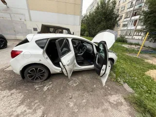 Opel Astra 2012 года, 115 л.с., пробег 300000 км, АКПП. VIN: XUFPD6DD6C3072737. Автомобиль находится в Тюмени по адресу: ул. 30 лет Победы, 96 (во дворе). ТС не на ходу. Вин-номер на кузове не читается. Имеются запреты регистрационных действий.