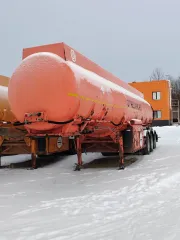Полуприцеп цистерна БЦМ-42.3, 2008 г.в. Цвет оранжевый. VIN: X3W96052C80000161. Госномер: АС275186. Кузов №: X3W96052C80000161. Имеет множественные сколы, местами коррозии.