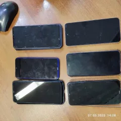 19 мобильных телефонов: Tecno, Redmi в черном корпусе с полимерным чехлом; Samsung в синем корпусе с полимерным чехлом; Honor 10; Redmi в розово-голубом корпусе; Xiaomi Redmi 10C; Redmi Note 8; iPhone 13 Pro Max в чехле; Poco X3 Pro; Xiaomi Redmi 6A; Redmi 12; Samsung Galaxy A54; Samsung; Samsung…