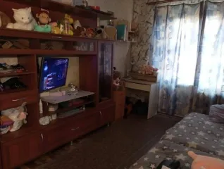 Жилое помещение с кадастровым номером 35:21:0401003:2560. Общая долевая собственность, доля в праве 1/5. Местоположение: Вологодская область, г. Череповец, ул. Сталеваров, д. 78, кв. 13, к. 4. Квартира является комнатой в общежитии, куплена с использованием материнского капитала за 460 000 руб…
