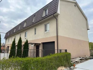 Эллинг 180 кв.м в Калининградской области на территории ВМК "Сокол", номер 288. Кадастровый номер: 39:18:010029:260. Здание нежилое, состоит из двух равных долей по 1/2.