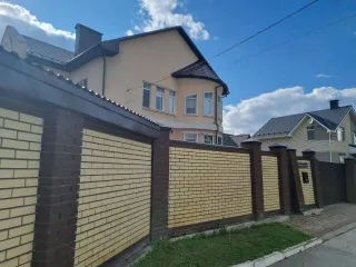 Дом 561,9 кв.м, участок 1344 кв.м, г. Казань. Здание, общая площадь: 561,9 кв.м., кадастровый номер: 16:50:160602:1814, расположенное по адресу: г. Казань, ул. Снежная, д. 26; земельный участок, общая площадь: 1344 кв.м., кадастровый номер: 16:50:160602:1942, расположенное по адресу: г. Казань, ул…