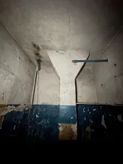 Нежилое помещение, КН 60:13:0131247:206, площадь 6,9 кв.м. Нежилое помещение, КН 60:13:0131247:206, площадью 6,9 кв.м., расположенное на первом этаже двухэтажного здания по адресу: Псковская область, м.о. Островский, г. Остров, ул. 25 Октября, д.35, пом.1004.  Помещение расположено в…