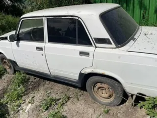 Автомобиль ВАЗ 21053, г/н В264ЕТ24, 1992 г.в., VIN XTT21053ON1296645, двигатель № 2269657, цвет белый, комплектность и состояние не проверялась. Находится в г. Енисейске. Техническое состояние не проверялось. Многочисленные следы ржавчины. Находится в частично разукомплектованном состоянии…