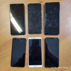 19 мобильных телефонов: Tecno, Redmi в черном корпусе с полимерным чехлом; Samsung в синем корпусе с полимерным чехлом; Honor 10; Redmi в розово-голубом корпусе; Xiaomi Redmi 10C; Redmi Note 8; iPhone 13 Pro Max в чехле; Poco X3 Pro; Xiaomi Redmi 6A; Redmi 12; Samsung Galaxy A54; Samsung; Samsung…