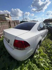 Volkswagen Polo 2013 года, 105 лс, идентификационный номер (VIN): XW8ZZZ61ZEG015531, ГРЗ: М535ОА72, сломана ручка открытия капота, пробег неизвестен, имеются многочисленные сколы, царапины и ржавчина по кузову.
