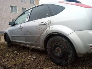 Ford Focus 2006 года, 125 л.с., пробег 450000 км, VIN WF05XXGCD56M26822. Находится в неисправном состоянии: отсутствует аккумулятор, неисправен двигатель, отсутствует радиатор, снят коллектор.