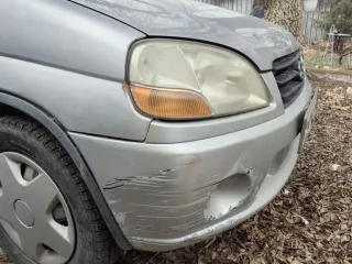 Suzuki Swift 2002 года выпуска, номер кузова НТ518723274, госномер Н604КВ125. Возможны ограничения на регистрационные действия. Техническое состояние: повреждения кузова и боковых зеркал, дверь багажника не открывается, требуется ремонт боковой рейки, не все лампочки (индикаторы) в рабочем…