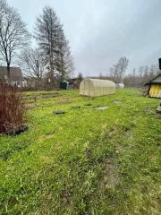 Жилой дом площадью 100.4 м² по адресу: Ленинградская область, Лужский район, деревня Большие Крупели, улица Центральная, дом 9. Земельный участок площадью 1853.15 м² по тому же адресу (кадастровый номер: 47:29:0331001:757).