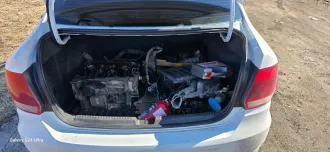 Volkswagen Polo 2019 года, белый цвет, VIN: XW8ZZZ61ZKG051234. Пробег 351161 км. Использовался в такси. Не на ходу, неисправен двигатель, демонтирован, находится в разобранном состоянии в багажнике автомобиля. Значительные повреждения, разрывы железа и вмятины по левой стороне автомобиля…