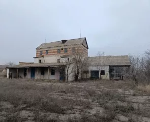 Здание кад. № 26:09:020901:8, пл. 1488.60 кв. м. по адресу СК, Туркменский район, с. Камбулат, МТФ №2.