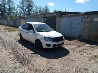 Lada Granta 2017 года, 106.1 л.с., пробег 172263 км. VIN/ПТС: 63OT9664662812201710 / XTA219070J0522812. Автомобиль в удовлетворительном техническом состоянии, имеются следы эксплуатации, притертость на правом заднем крыле, сколы по кузову и бамперах.