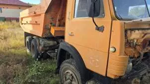 Автосамосвал Камаз 55111, г.в. 2001, грн Е492ВУ 75RUS. Состояние крайнее "условно пригодное", близкое к "удовлетворительному". Требует проведения обслуживания и ремонта отдельных систем и агрегатов. Внешний вид удовлетворительный. Грузовой самосвал (разукомплектован - рама, металлолом) Камаз 5511…