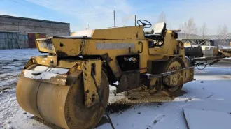 Каток самоходный ДУ-47Б 2001 года выпуска, государственный регистрационный знак 75ЕХ 8771. Состояние крайнее "условно пригодное", близкое к "неудовлетворительному". Требует проведения капитального ремонта отдельных систем и агрегатов. Внешний вид неудовлетворительный. Реализуемое имущество…