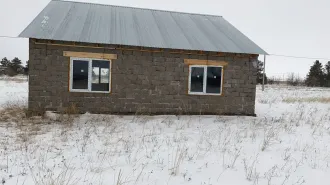 Земельный участок площадью 700 кв.м и объект незавершенного строительства в Соль-Илецке по адресу: Оренбургская область, г. Соль-Илецк, ул. Гумилёва. Кадастровый номер участка: 56:47:0101023:867. Объект незавершенного строительства жилого назначения, площадью застройки 98.5 кв.м, в 1 этаж…