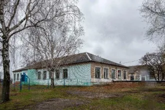 Имущественный комплекс школа, котельная, 2 уборные, земельный участок 1,5 га, Липецкая обл., Усманский р-н, с. Пластинки Имущественный комплекс в составе которого 4 объекта недвижимости и земельный участок, расположенный по адресу: Липецкая область, Усманский район, с. Пластинки, ул. Центральная…