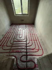 Жилой дом 126.5 м² и участок 1000 м² в Надеждинском районе по адресу: Приморский край, п. Соловей Ключ, ул. Волгоградская, 15. Земельный участок забором не огорожен, кроме дома на участке ничего нет. Жилой дом в недостроенном состоянии, возведены стены, крыша, установлены стеклопакеты, проложен…