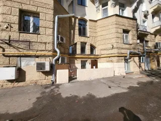 Два смежных помещения 312,7 м², Москва, Садовая-Триумфальная. Реализуется два смежных помещения, общей площадью 312,7 м2 (Помещение «1»: 59,5 кв. м. и помещение «2»: 259.2 кв. м.) в 150 метрах от метро Маяковская. Дом на первой линии Садового кольца. Помещения расположены в подвале многоквартирного…